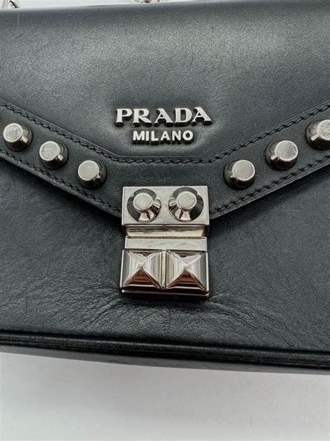 bolso prada tachuelas